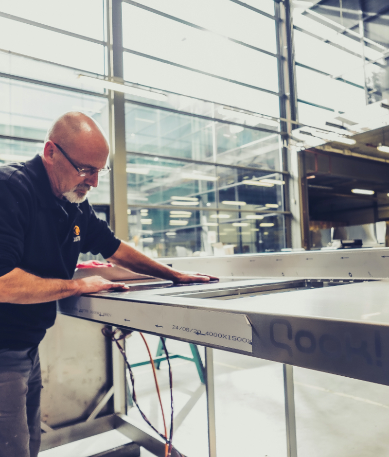 qook medewerker maakt een maatwerk horeca keuken