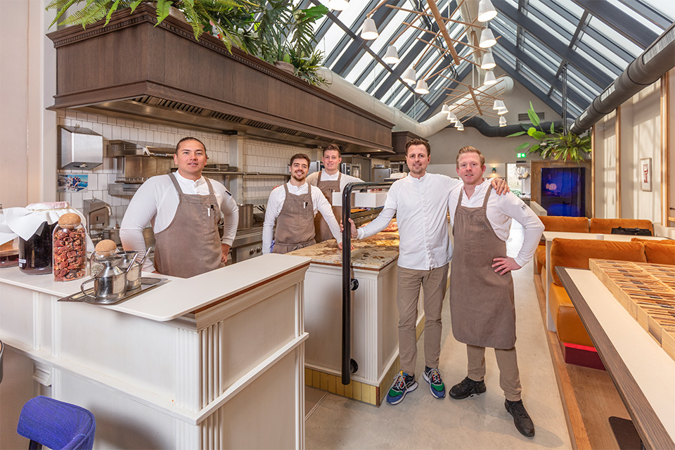 Team van SAAM restaurant in de horeca keuken